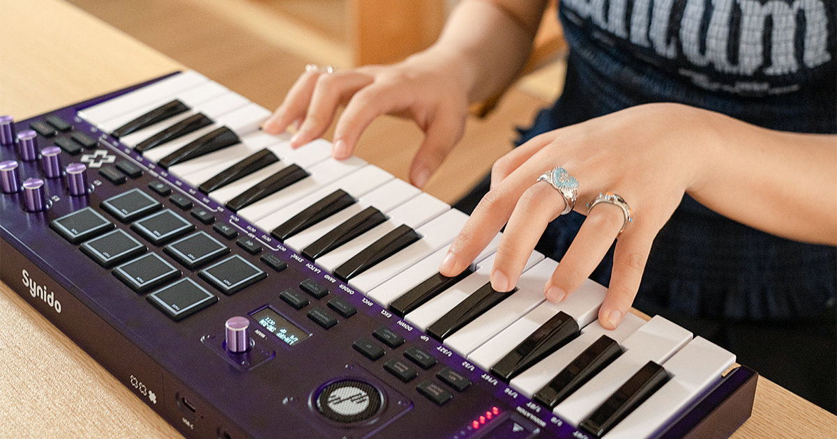 Synido Launches TempoKEY K32 Play: 32-Key MIDI Controller With Built-In Sound For Beginners & Bedroom Beatmakers